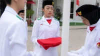Pengibaran bendera merah putih dalam rangka memperingati detik-detik proklamasi di halaman KBRI (1)