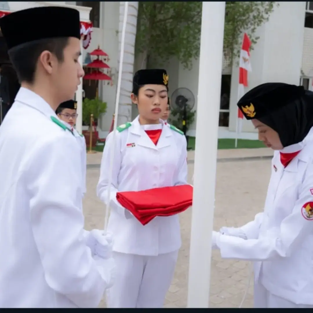 Pengibaran bendera merah putih dalam rangka memperingati detik-detik proklamasi di halaman KBRI (1)